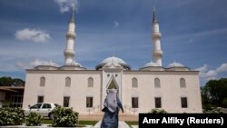 Seorang perempuan Muslim pergi ke masjid untuk menghadiri shalat Jumat pertama selama bulan Ramadhan di Diyanet Center of America di Lanham, Maryland, AS, 10 Mei 2019. (Foto: REUTERS/Amr Alfiky)