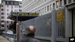 지난 2017년 5월 독일 베를린의 북한 대사관 건물에 '시티 호스텔 베를린' 간판이 나란히 붙어있다.