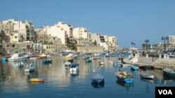 95 persen dari sekitar 400 ribu orang penduduk Malta, negara kepulauan di Laut Tengah, mengaku beragama Katolik.