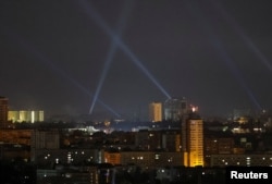 Ukrajinska protivvazdušna odbrana pretražuje nebo iznad Kijeva za vreme ruskog napada dronovima, 29. avgusta 2024.