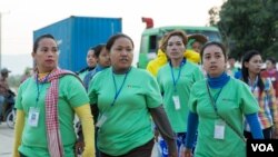 កម្មការិនីកាត់ដេរកំពុងរៀបចំចូលរោងចក្រធ្វើការ នៅក្នុងស្រុកព្រៃនប់ ខេត្តព្រះសីហនុ ថ្ងៃទី១២ ខែកុម្ភៈ ឆ្នាំ២០១៩។ (អូន ឆេងប៉រ/VOA)