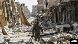 Un membre des Forces démocratiques syriennes (FDS), vieille ville de Raqa, le 25 septembre 2017.