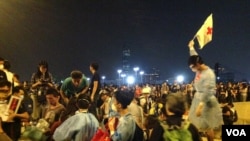 示威者周二晚占据金钟龙和道(美国之音图片／海彦拍摄)