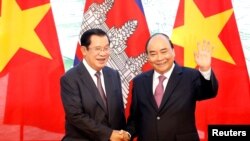 រូបឯកសារ៖ លោក​នាយក​រដ្ឋមន្ត្រី ហ៊ុន សែន ថតរូបជាមួយនាយករដ្ឋមន្ត្រីវៀតណាម លោក Nguyen Xuan Phuc នៅការិយាល័យរដ្ឋាភិបាលវៀតណាម ក្នុងទីក្រុងហាណូយ ថ្ងៃទី៤ ខែតុលា ឆ្នាំ២០១៩។