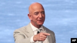 Pendiri Amazon, Jeff Bezos, berbicara di JFK Space Summit, di Boston, 19 Juni 2019. Bezos adalah satu dari 50 miliarder Amerika paling dermawan pada 2020. 