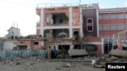 Des policiers somaliens devant l'hôtel Sahafi à Mogadiscio. 1er nov. 2015. (REUTERS/Feisal Omar)