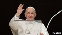 Papa Franja na terasi bazilike Svetog Petra u Vatikanu