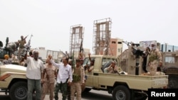 Patroli anggota kelompok separatis Yaman Selatan yang didukung oleh Uni Emirat Arab meneriakkan slogan-slogan saat bentrok dengan pasukan pemerintah di Aden, Yaman, 10 Agustus 2019. (Foto: Reuters)