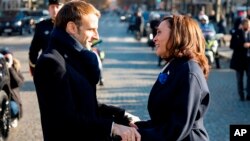 ប្រធានាធិបតី​បារាំង​លោក Emmanuel Macron និយាយ​ជាមួយ​អនុ​ប្រធានាធិបតី សហរដ្ឋអាមេរិក​អ្នកស្រី Kamala Harris នៅ​មុន​ពិធី​ប្រារព្ធ​ខួប​លើក​ទី១០៣ នៃ​ទិវា​ឈប់​បាញ់ នៅ​ថ្ងៃទី១១ ខែវិច្ឆិកា ឆ្នាំ២០២១ នៅ​ទីក្រុង​ប៉ារីស​នៃ​ប្រទេស​បារាំង។