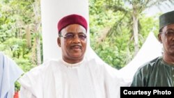 Hagu zuwa Dama: Sakataren Hukumar raya Tabkin chadi, Sanusi I. Abdullahi; Shugaba Thomas Boni Yayi na Jamhuriyar Benin; shugaba Muhammadu Buhari na Najeriya; shugaba Mahamadou Issoufou na Nijar; shugaba Idris Deby na Chadi; wakilin shugaban Kamaru, minist