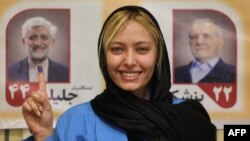 Իրանցի ընտրողը ցույց է տալիս իր թանաքով ներկված մատը