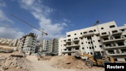 Sebuah buldozer melakukan pekerjaan konstruksi di permukiman Yahudi Har Homa, dekat Yerusalem (foto; dok). 