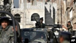 Members of the Yemeni anti-terror unit secure an area outside a court where suspected al-Qaida members were on trial in Sana'a, 26 Jan 2010