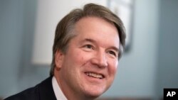 លោក Brett Kavanaugh បេក្ខជន​ចៅក្រម​នៅ​តុលាការ​កំពូល​អាមេរិក​ចូលរួម​ក្នុង​កិច្ចប្រជុំ​ជាមួយ​នឹង​លោក Mike Lee សមាជិក​ព្រឹទ្ធសភា នៅ​វិមាន Capitol Hill ក្នុង​រដ្ឋធានី​វ៉ាស៊ីនតោន កាលពី​ថ្ងៃទី១៨ ខែកក្កដា ឆ្នាំ២០១៨។