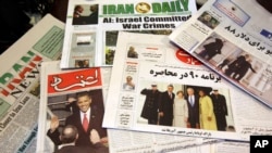 La Une des quotidiens réformateurs iraniens couvrant, pleins d'espoir alors, l'investiture à Washington de l'ex-président américain Barack Obama, Téhéran, Iran, le 21 janvier 2009. 