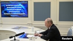 블라디미르 푸틴 러시아 대통령이 26일 모스크바 상황실에서 '그롬' 훈련을 지켜보며 내용을 점검하고 있다.