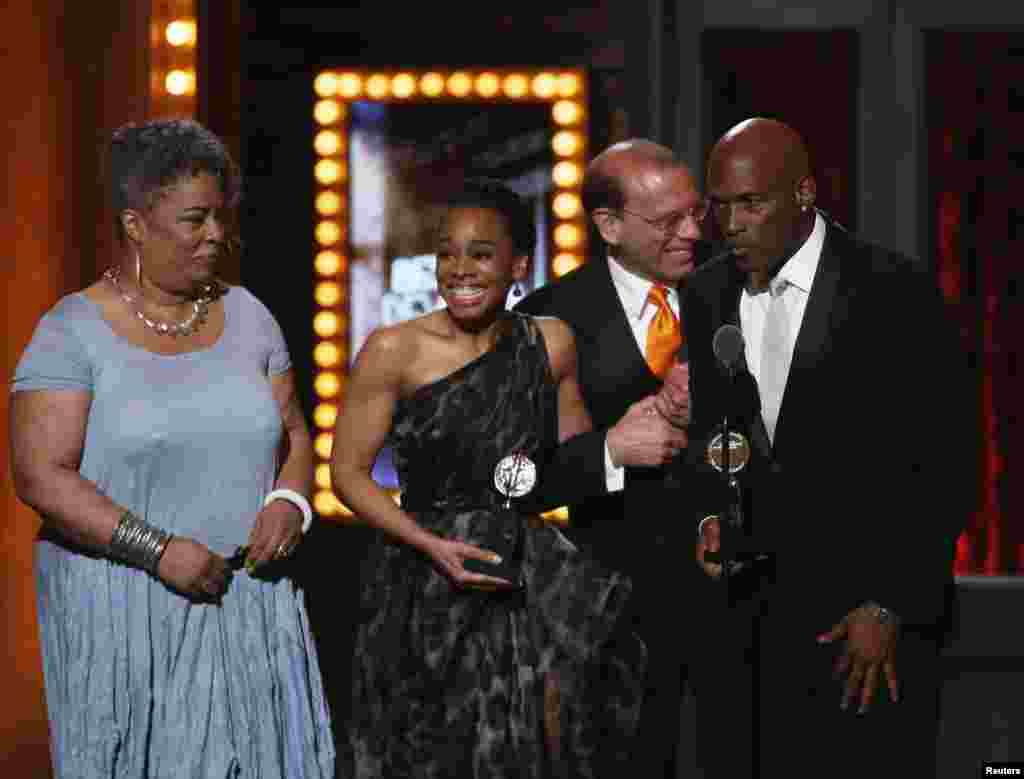 Artis pendukung dan kru pertunjukan &quot;A Raisin in the Sun&quot; menerima penghargaan &quot;Best Revival&quot; dalam malam penghargaan tahunan untuk insan teater di Amerika &quot;Tony Awards&quot; ke-68 di Radio City Music Hall, New York (8/6).