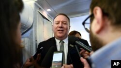 마이크 폼페오 미국 국무장관이 13일 독일로 향하는 비행기 안에서 기자들의 질문에 답하고 있다.
