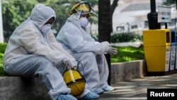Petugas kesehatan beristirahat di tengah pelaksanaan tes cepat (rapid test) virus corona (COVID-19) di Bandung, Jawa Barat, 4 April 2020. (Foto: Reuters)