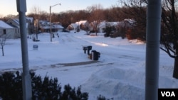 The snow covers the ground outside the Farabaugh home near Chicago, Illinois, Jan. 6, 2014. (VOA/Kane Farabaugh)