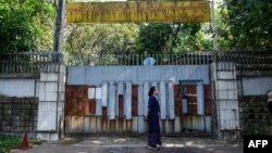 ရန်ကုန်တိုင်း ဗဟန်းမြို့နယ် တက္ကသိုလ်ရိပ်သာလမ်းက ဒေါ်အောင်ဆန်းစုကြည်နေအိမ် တတိယအကြိမ် လေလံပွဲကျင်းပသည့်နေ့မြင်ကွင်း (ဖေဖော်ဝါရီ ၅၊ ၂၀၂၅)