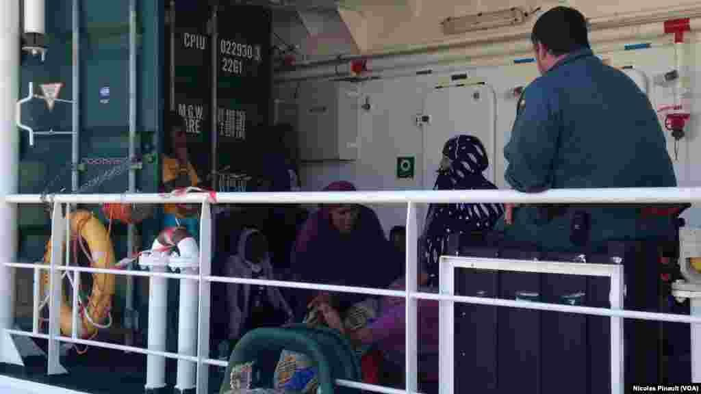 Les migrants attendent pour débarquer du &quot;Rio Segura&quot; à Pozzallo, Sicile, 7 octobre 2015 (Nicolas Pinault/VOA).