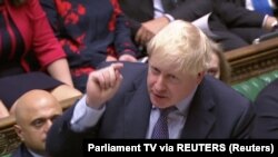 PM Inggris Boris Johnson di hadapan para anggota parlemen Inggris di London, 19 Oktober 2019. (Foto: dok).