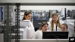 Para teknisi di Laboratorium Uji Doping Brazil (LBCD) di Rio de Janeiro, Brazil (8/5). (AP/Felipe Dana) 