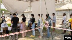 រូបឯកសារ៖ ប្រជាជន ​នាំ​គ្នា​ឈរ​តម្រង់​ជួរ​រង់​ចាំ​ចាក់​វ៉ាក់សាំង​បង្ការ​ជំងឺ​កូវីដ១៩​ នៅ​ក្នុង​វត្ត​គោក​អំពិល​ក្នុង​រាជធានី​ភ្នំពេញ កាលពី​រសៀល​ថ្ងៃទី១០ ខែឧសភា ឆ្នាំ២០២១។ (ទុំ ម្លិះ/វីអូអេ)