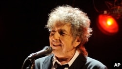 Bob Dylan dalam penampilannya di Los ANgeles, 12 Januari 2012 (Foto: dok).