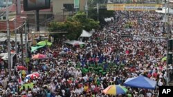 Peziarah berkumpul sebelum upacara beatifikasi untuk mendiang Uskup Agung Oscar Romero di San Salvador, El Salvador, Sabtu, 23 Mei 2015. 