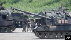 지난 2015년 8월 한국 포천에서 미한 연합군사훈련인 '을지프리덤가디언'에 참가한 미 육군 장병들이 훈련을 준비하고 있다.