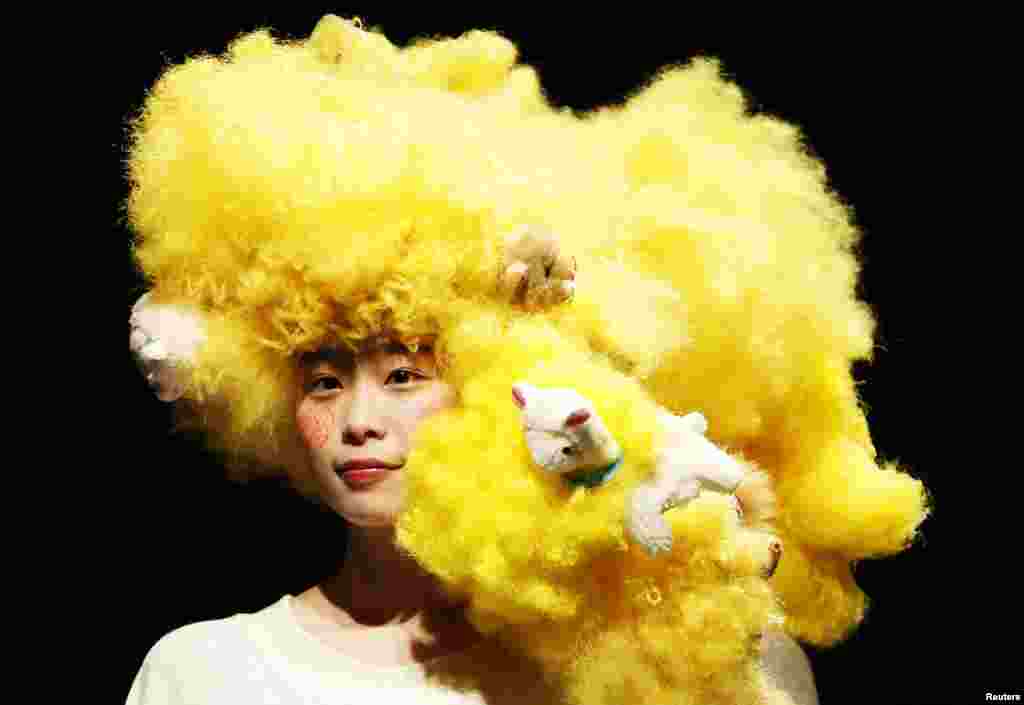 Seorang model memamerkan karya desainer Takafumi Tsuruta untuk koleksi Musim Gugur/Musim Dingin 2015/2016 merek tenbo dalam Pekan Fashion Tokyo di Jepang.