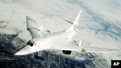 Sebuah pesawat tempur Rusia Tupolev-160 saat penerbangan latihan tempur di dekat pangkalan angkatan udara Engels di wilayah Saratov, sekitar 700 km tenggara Moskow. (Foto: AP)