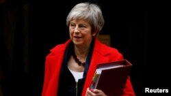 Perdana Menteri Inggris, Theresa May meninggalkan kantornya di 10 Downing Street, London, 28 November 2018. 