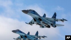 俄罗斯两架苏-27战斗机2018年12月6日飞越乌克兰一个军事基地。 