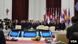 ASEAN leaders prepare for a group photo before the 15th ASEAN-China Summit in Phnom Penh's Peace Palace, Cambodia, November 19, 2012. (VOA Khmer/Sophat Soeung)