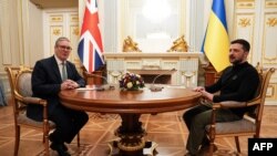 ​ນາ​ຍົກ​ລັດ​ຖະ​ມົນ​ຕີ ອັງ​ກດ, ຊ້າຍ, ແລະ ປະ​ທາ​ນາ​ທິ​ບໍ​ດີ ຢູ​ເຄ​ຣນ ທ່ານ ໂວ​ໂລ​ດີ​ເມຍ ເຊ​ເລັນ​ສ​ກີ ຈັດ​ກອງ​ປຸ​ຊຸມ​ຢູ່​ທຳ​ນຽບ ມາ​ຣິນ​ສ​ກີ, ນະ​ຄອນຫຼວງ ກີ​ຢິບ, ຢູ​ເຄ​ຣນ, 16 ມັງ​ກອນ 2025.(Photo by Carl Court / POOL / AFP)