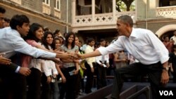 Presiden Obama menyalami para mahasiswa di salah satu universitas di Mumbai, India. Dalam kunjungan di Jakarta, Presiden Obama juga akan berpidato di depan mahasiswa UI di Depok.