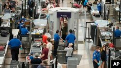 រូបឯកសារ៖ អ្នកធ្វើ​ដំណើរ​ពាក់​ម៉ាស នៅ​ពេល​តម្រង់​ជួរ​សម្រាប់​ការត្រួត​ពិនិត្យ​សន្តិសុខ​នៅ​អាកាស​យានដ្ឋាន​អន្តរជាតិ Denver នៅ​ក្នុង​ក្រុង Denver រដ្ឋ Colorado សហរដ្ឋ​អាមេរិក នៅ​ថ្ងៃ​ទី២៤ ខែសីហា ឆ្នាំ២០២១។