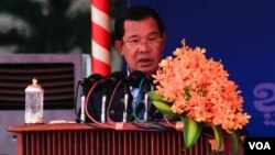 រូបឯកសារ៖ លោកនាយករដ្ឋមន្ត្រី ហ៊ុន សែន ដែលជាប្រធានគណបក្សប្រជាជនកម្ពុជា ចូលរួមក្នុងការប្រារព្ធខួបអនុស្សាវរីយ៍ លើកទី៦៦ ថ្ងៃបង្កើតគណបក្សប្រជាជនកម្ពុជា ក្នុងរាជធានីភ្នំពេញ នៅថ្ងៃទី២៨ ខែមិថុនា ឆ្នាំ២០១៧។ (ហ៊ាន សុជាតា/VOA)