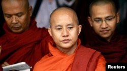 Wirathu, pemimpin terkemuka organisasi Buddhis nasionalis Myanmar yang dikenal sebagai Ma Ba Tha, dalam pertemuan di Yangon. (Foto: Dok)