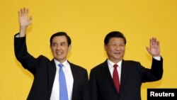 លោក Ma Ying-jeou ​ប្រធានាធិបតី​កោះ​តៃវ៉ាន់​ និង​លោក​ប្រធានាធិបតី​ចិន​​ Xi Jinping ​បាន​គ្រវី​ដៃ​ដាក់​ក្រុម​អ្នក​សារព័ត៌មាន​មួយ​ក្រុម​ក្នុង​កិច្ចប្រជុំ​កំពូល​មួយ​ក្នុង​ប្រទេស​សិង្ហបុរី កាលពី​ថ្ងៃទី៧ ខែវិច្ឆិកា ឆ្នាំ២០១៥។