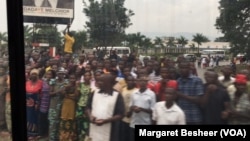 Une foule se rassemble le long des routes lors de la visite du Conseil de sécurité, Bujumbura, Burundi, 21 janvier 2016, (VOA/Margaret Besheer)