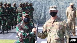 Mayjen Heri Wiranto (kiri) bersama Kapten AS David Moats di markas TNI Mulawarman, Balikpapan, Kalimantan Timur, 4 Agustus 2021. (Handout/Indonesia Army / AFP)
