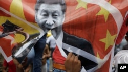 印度艾哈迈达巴德的抗议者撕毁了有着中国领导人习近平图像的旗子并呼喊反对中国的口号。（2020年6月24日）