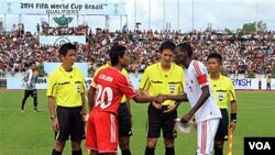 Kapten Birma Khin Maung Lwin (kiri) berjabat tangan dengan Bait Doorbeen Fawzi Bashir Rajab dari Oman sebelum pertandingan leg kedua kualifikasi Piala Dunia 2014 di stadion Thuwuna, Kamis (28/7). Pertandingan itu akhirnya dihentikan karena para pendukung 
