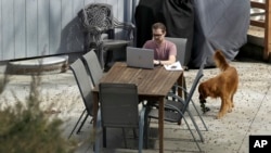 미국 캔자스주 오버랜드파크의 에릭 레이 씨가 19일 신종 코로나바이러스 사태의 영향으로 집 뒷마당에서 재택근무를 하고 있다.