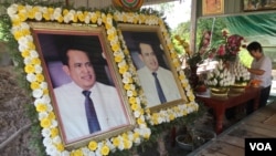 រូប​ឯកសារ៖ រូបថតលោក កែម ឡី​ អ្នកវិភាគ​សង្គម​ ដែល​រងការ​បាញ់សម្លាប់​ ដាក់បង្ហាញ​នៅឯ​គេហដ្ឋាន​ ក្នុង​ខេត្ត​តាកែវ​ នៅថ្ងៃទី២​ ខែ​កក្កដា​ ឆ្នាំ​២០១៧។ (ហ៊ុល រស្មី/ VOA)