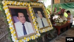 រូបឯកសារ៖ រូបថតលោក កែម ឡី​ អ្នកវិភាគ​សង្គម​ ដែលត្រូវ​បាន​គេ​បាញ់សម្លាប់​ ត្រូវ​បានដាក់បង្ហាញ​នៅឯ​គេហដ្ឋាន​​របស់​ម្ដាយ​លោក ក្នុង​ខេត្ត​តាកែវ​ នៅថ្ងៃទី២​ ខែ​កក្កដា​ ឆ្នាំ​២០១៧។ (ហ៊ុល រស្មី/វីអូអេ)